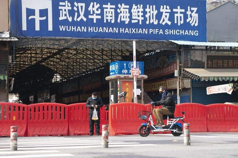 EuropaPress 2649311 dos ciudadanos pasan entrada mercado mariscos huanan wuhan provincia hubei