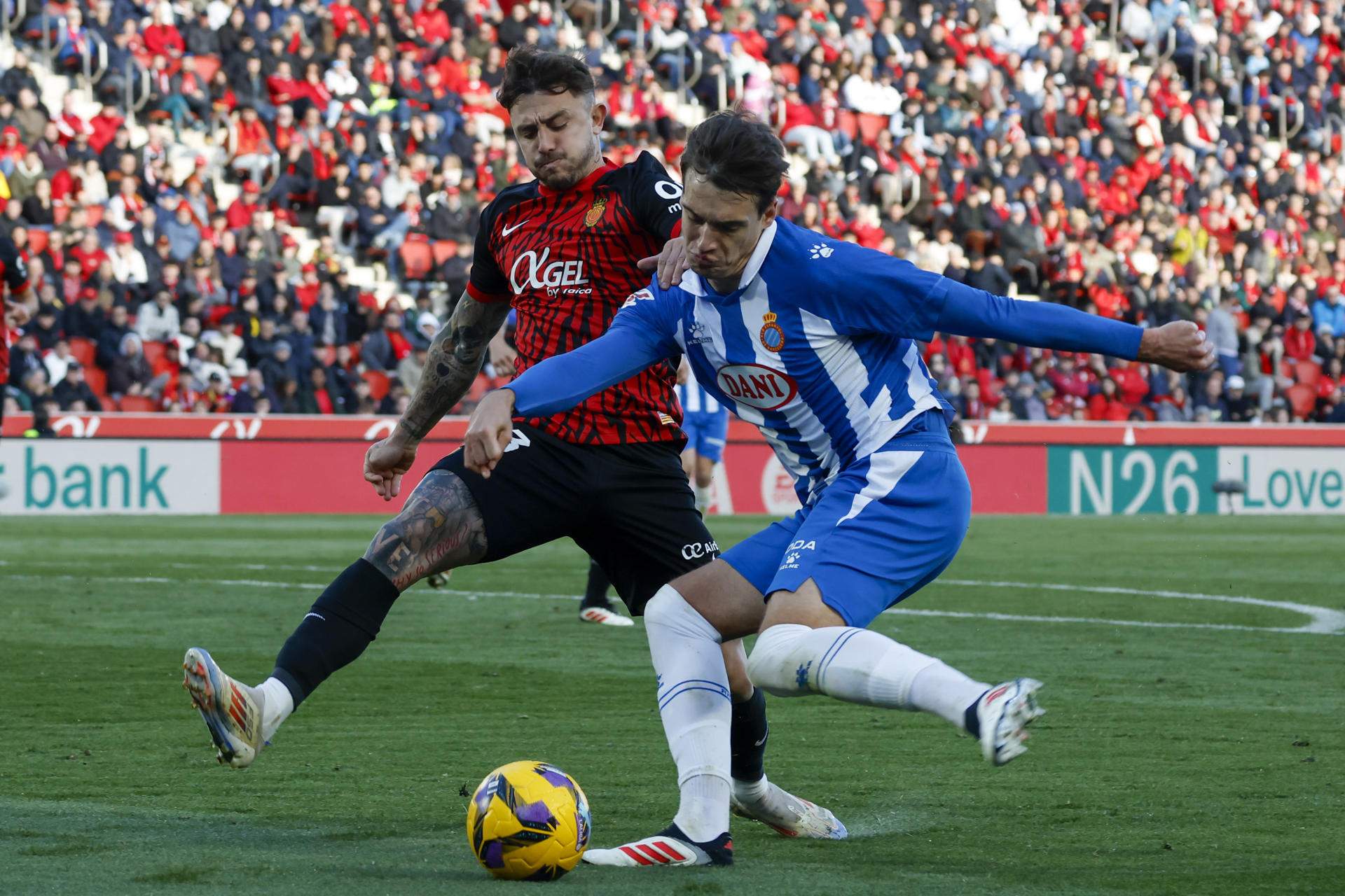 El Espanyol es perjudicado por el árbitro y el VAR y acaba desesperándose en Mallorca (2-1)