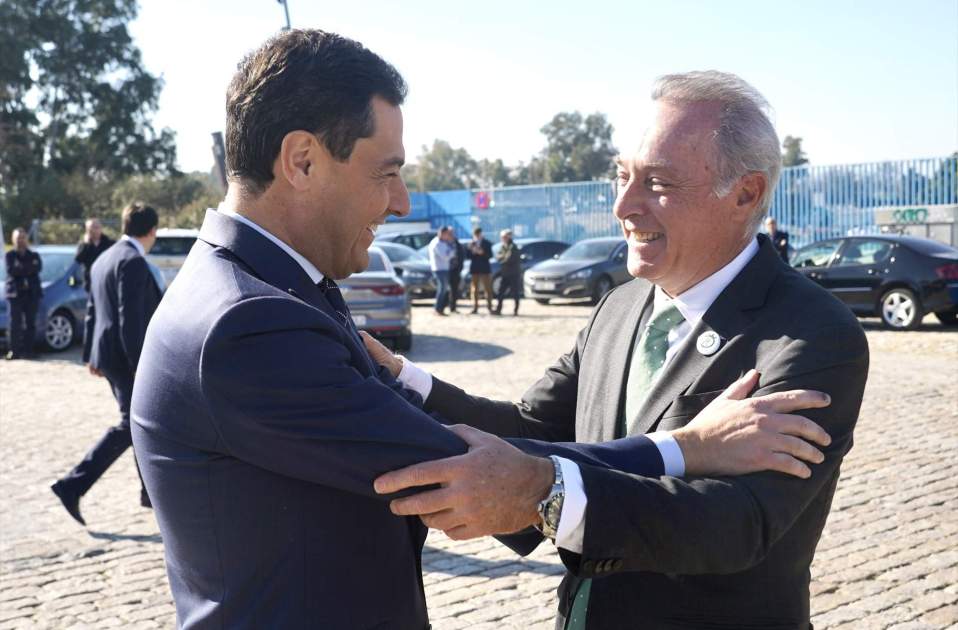 José Manuel Soto recibiendo una subvención del presidente andaluz del PP Juanma Moreno, EFE