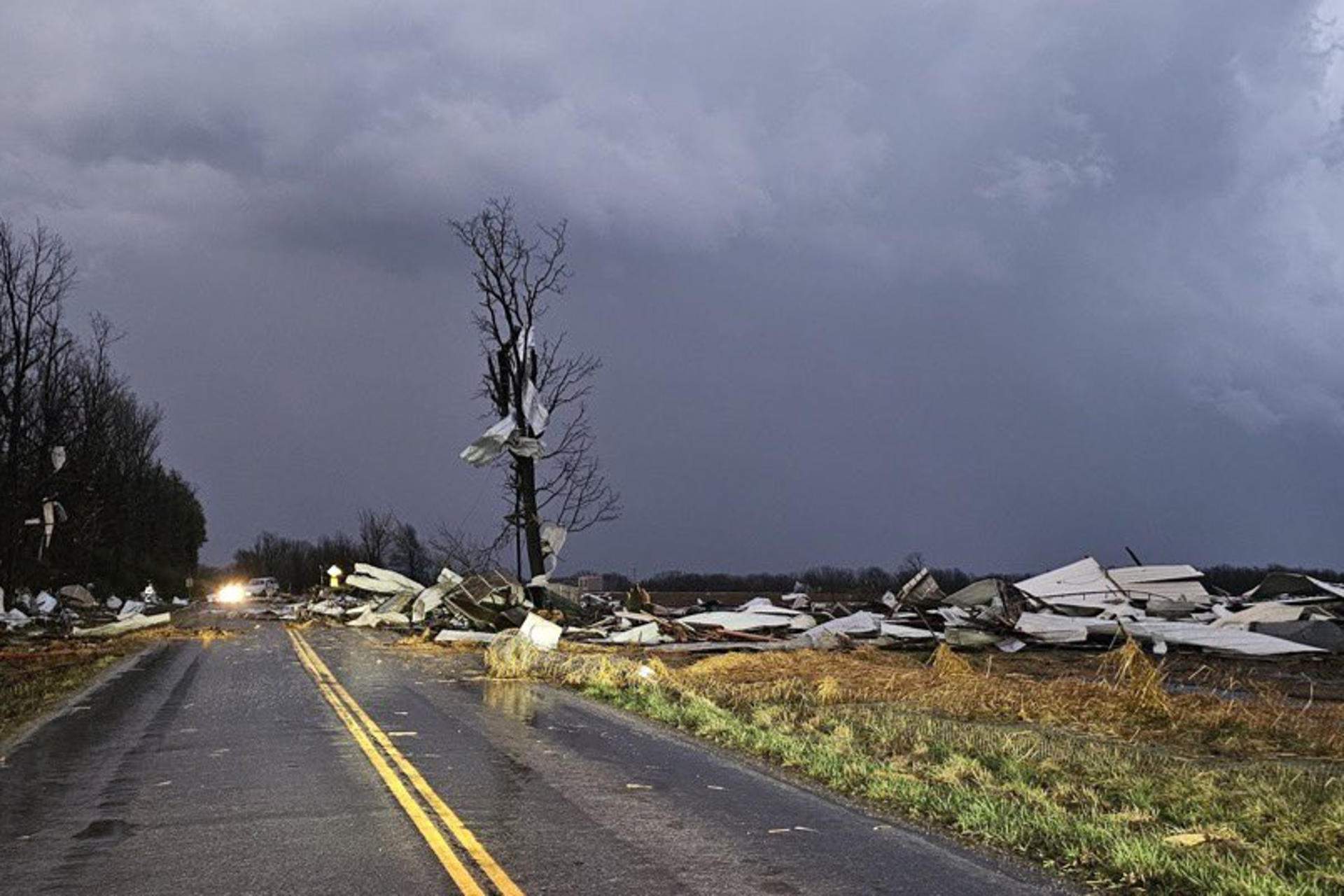 Tornados y tormentas dejan un rastro de destrucción y más de 30 muertos en Estados Unidos