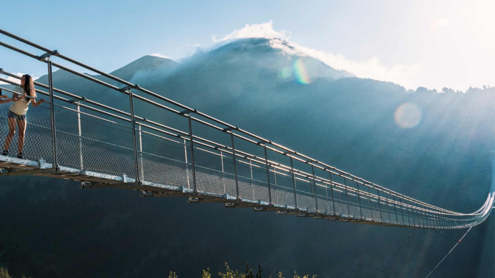 Atraviesa un espectacular puente tibetano cerca de Catalunya: increíble estructura colgante en el Pirineo