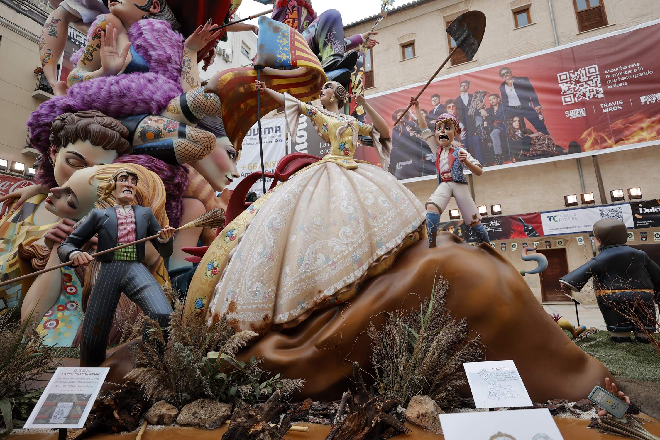 Las fallas vistas de cerca: desde Mazón comiendo en el Ventorro a Puigdemont retratado como una serpiente