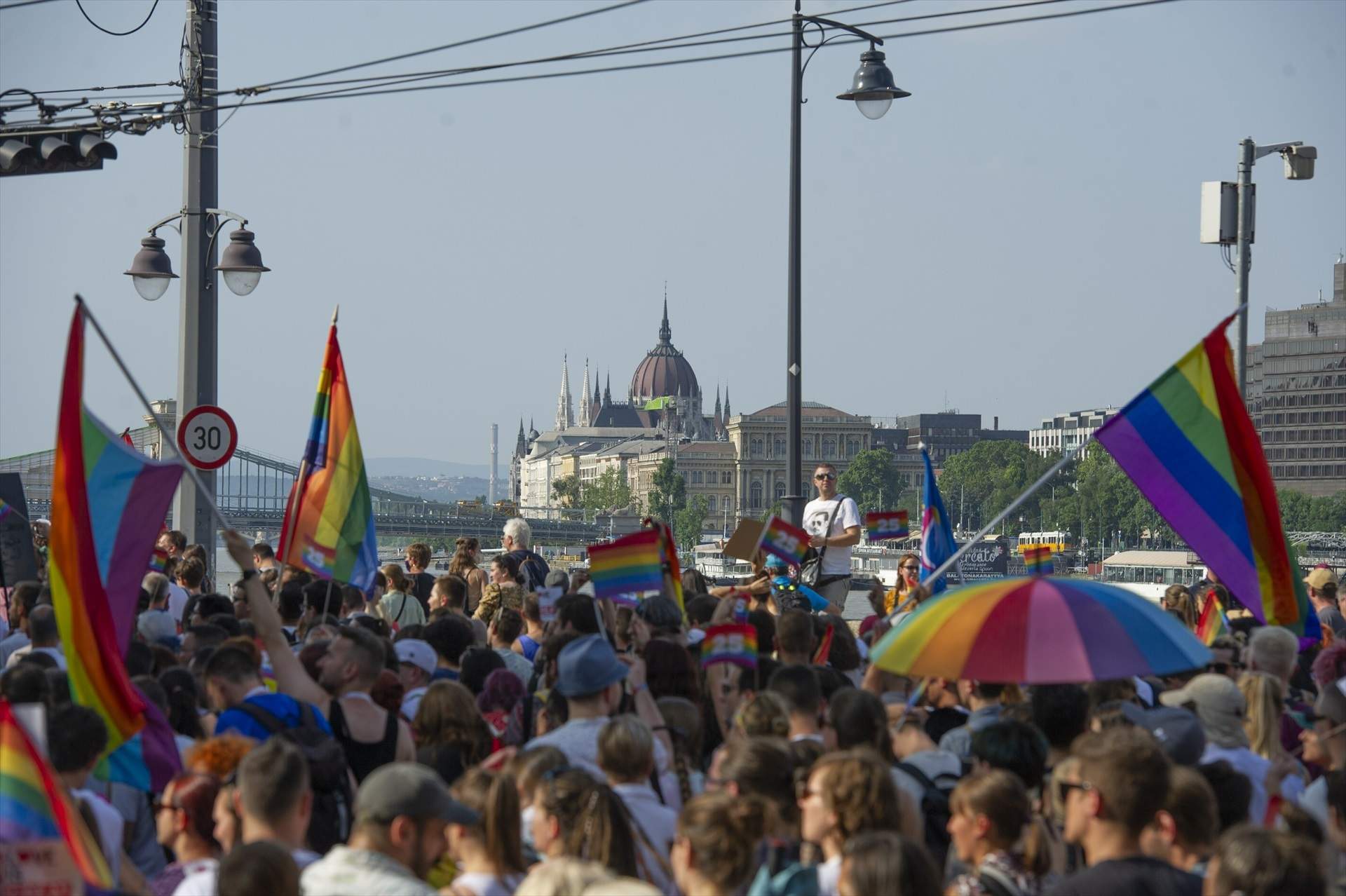 Orbán busca prohibir el desfile del orgullo y manifestaciones LGTBIQ+ en Hungría para "defender a los menores"