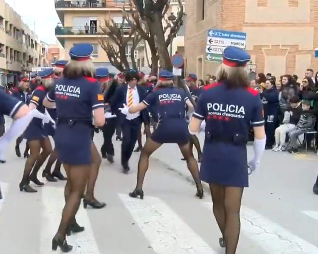 El carnaval de Totana en Murcia hace mofa de Puigdemont y los Mossos