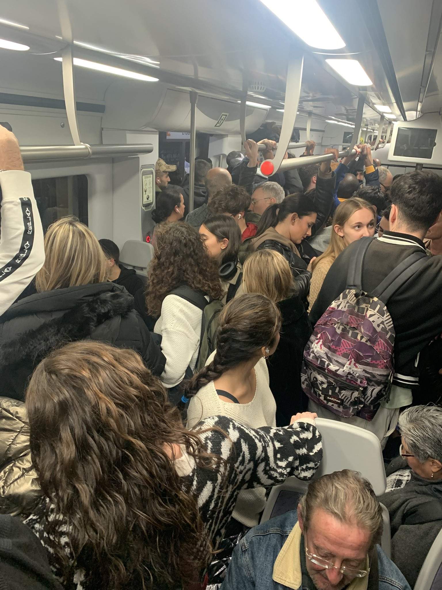 Un usuario indignado de Rodalies estalla en directo en TV3 con insultos contra Renfe y España