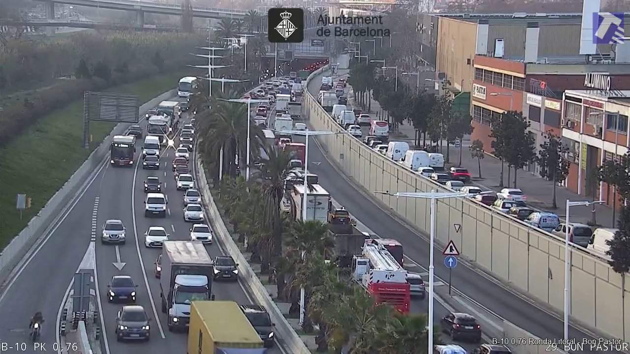 Colas kilométricas en la Ronda Litoral en sentido Llobregat por un camión averiado en el Moll de la Fusta