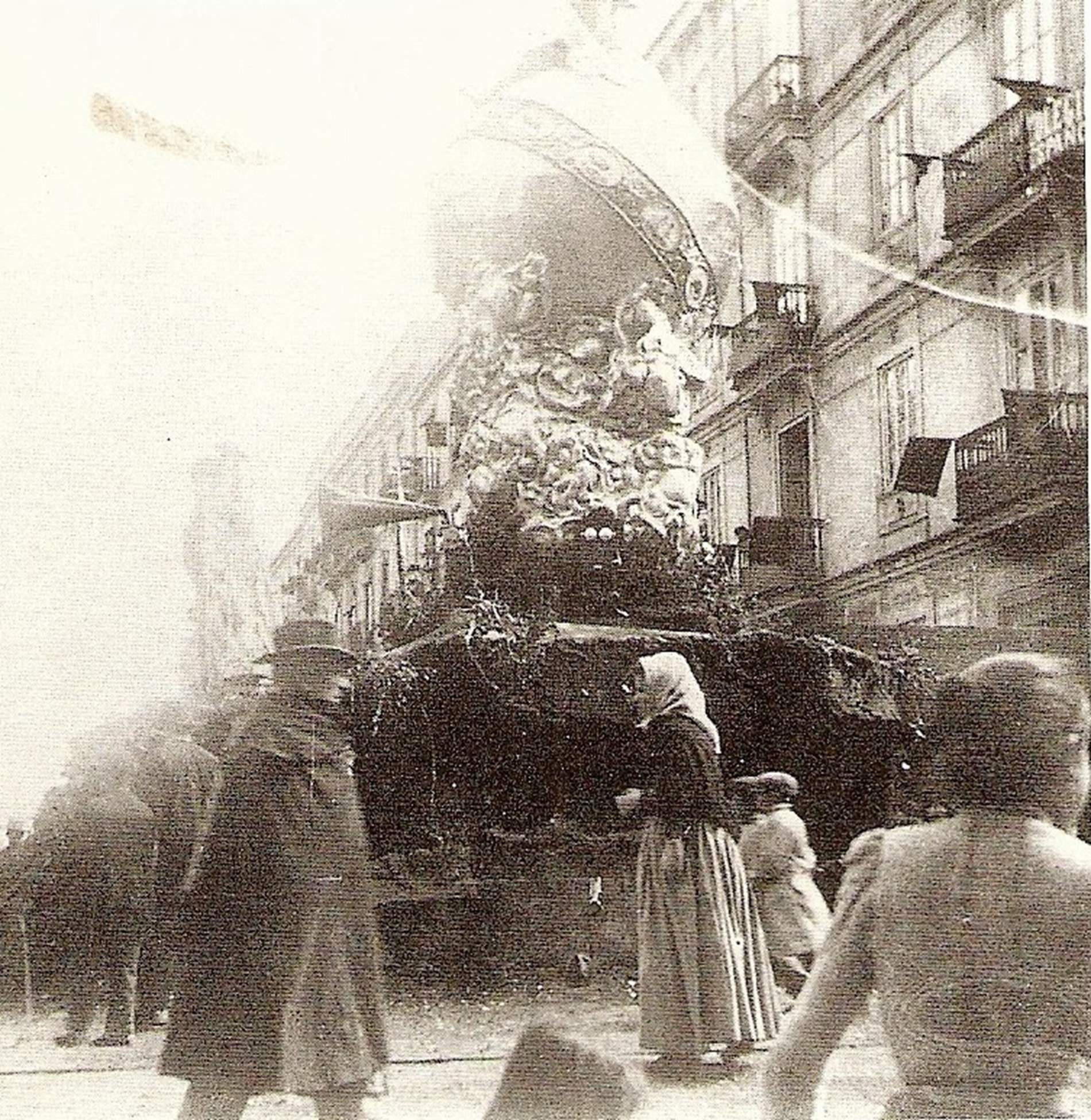 A la foguera, ninot! Què simbolitzen les falles i des de quan es cremen?