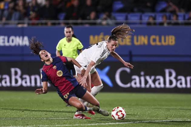 Kika Nazareth recibe una entrada en el Barça - Real Madrid / Foto: Europa Press