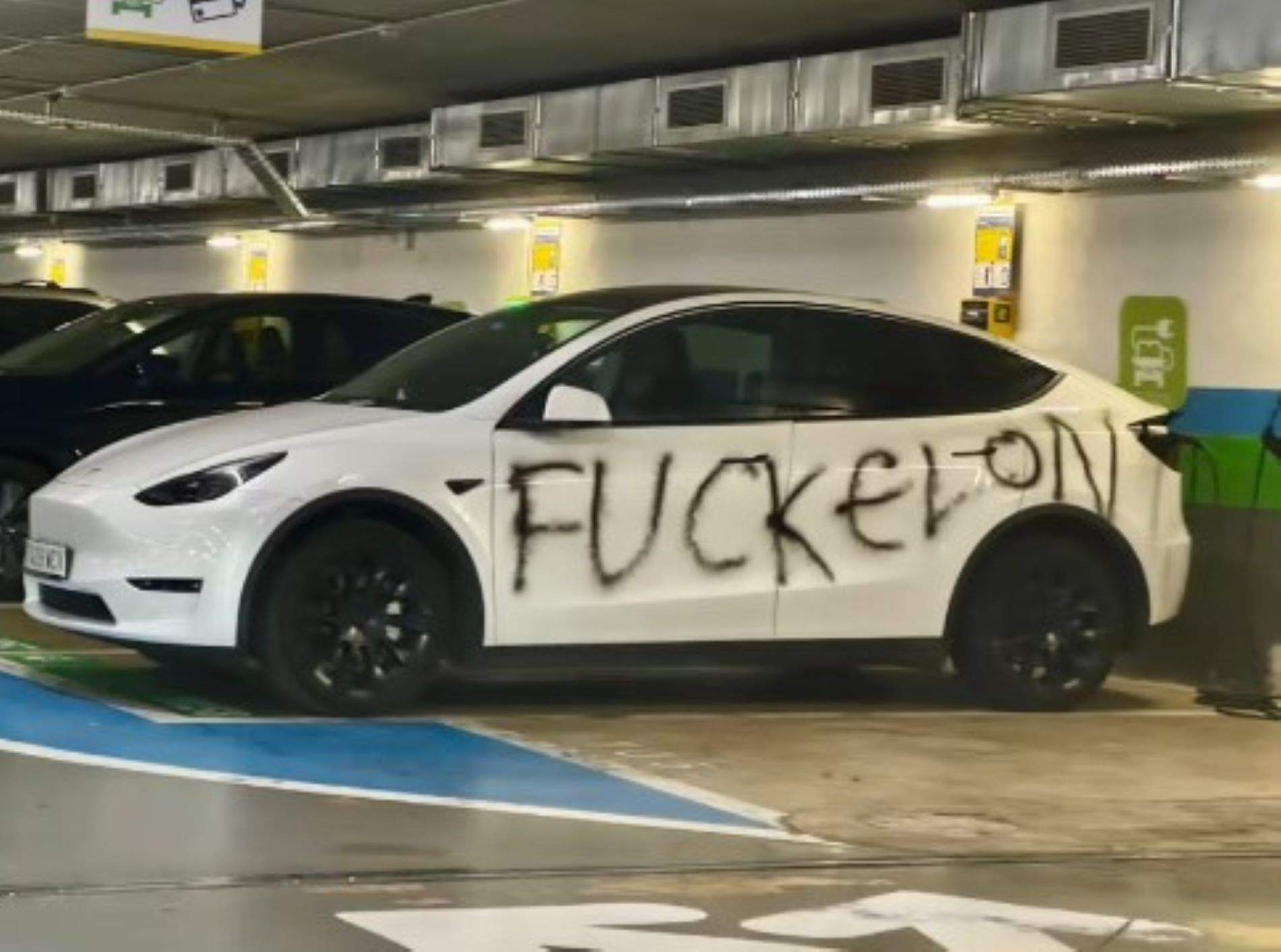 Llega a Barcelona la vandalización de coches Tesla contra Elon Musk