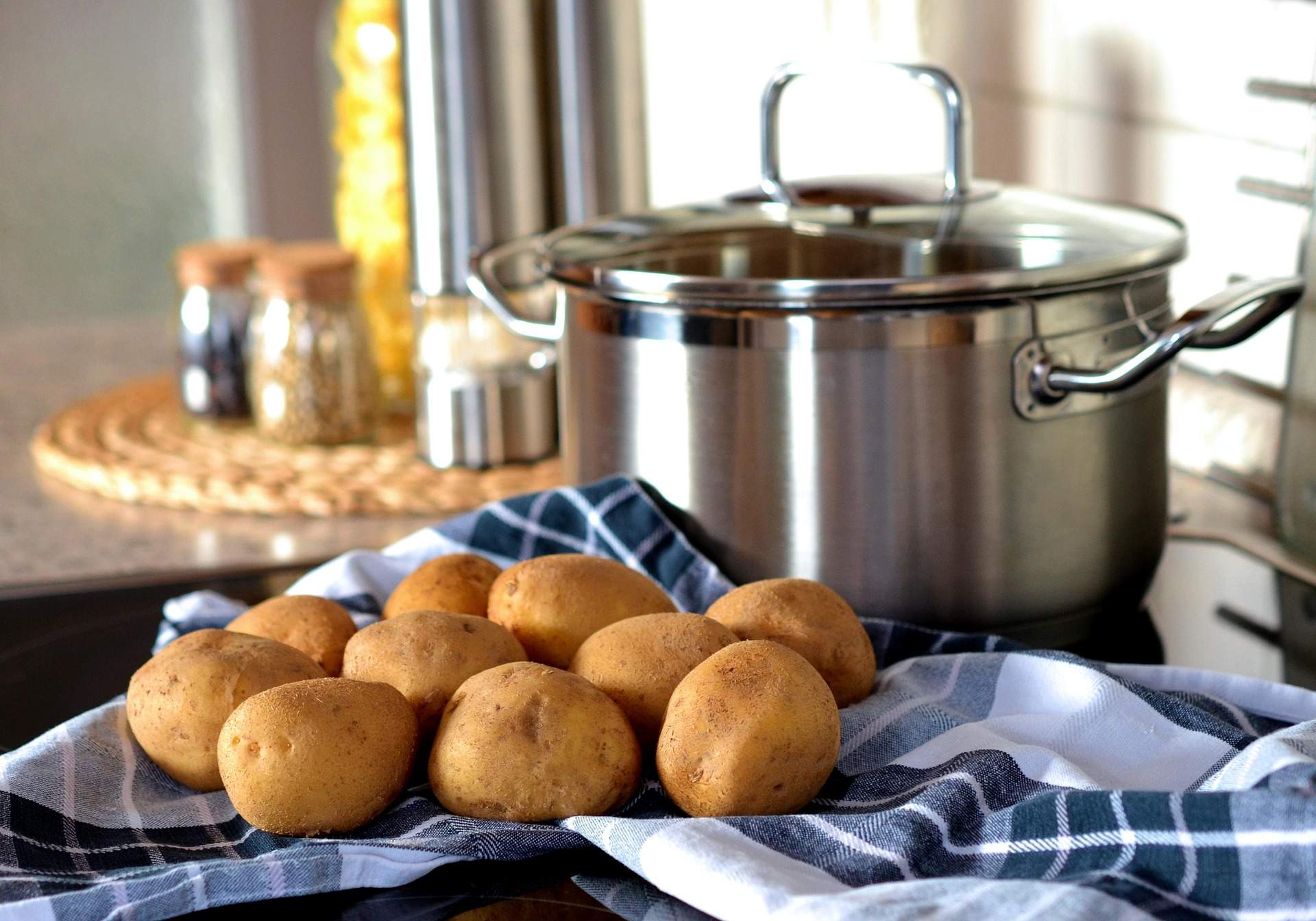 No hiervas más las patatas en agua: cómo cocerlas para potenciar su sabor