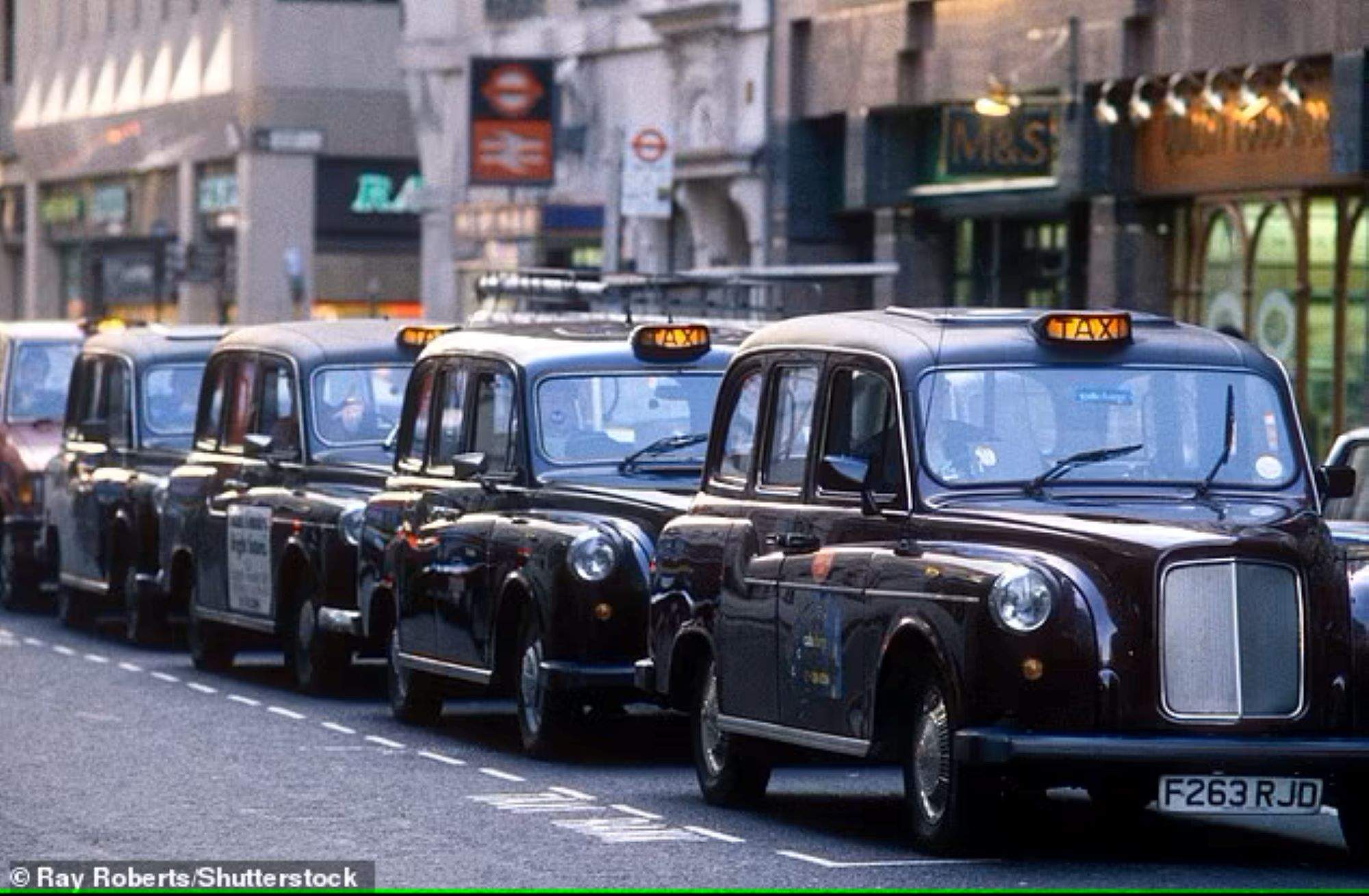 taxis negres londres en fila shutterstock