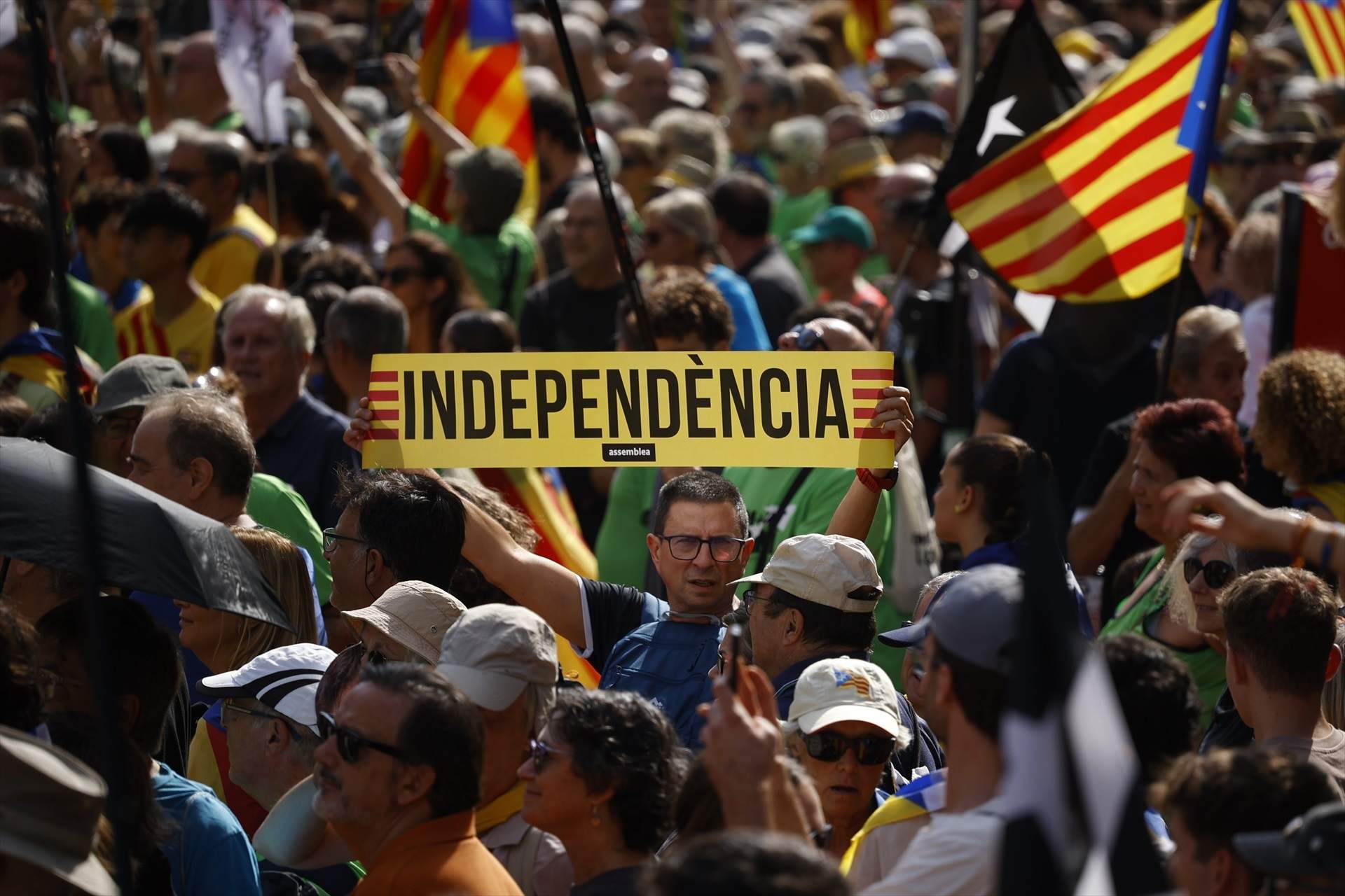 El 32% de los catalanes está a favor de la independencia, un punto menos que hace un año, según el CEO