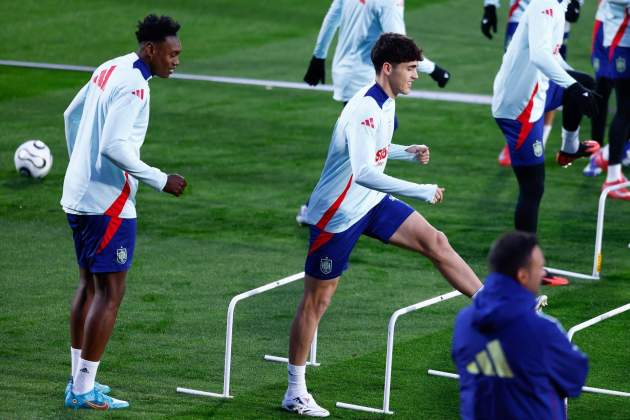 EuropaPress 6587603 pau cubarsi warms up during the training session of spain team ahead of the