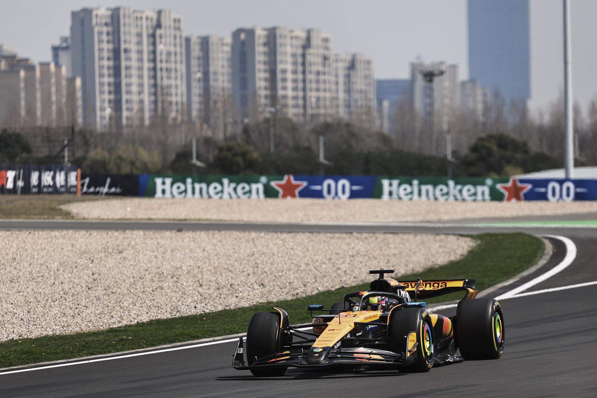 Piastri marca su nombre en el GP de China en una qualy horrorosa para Fernando Alonso y Carlos Sainz