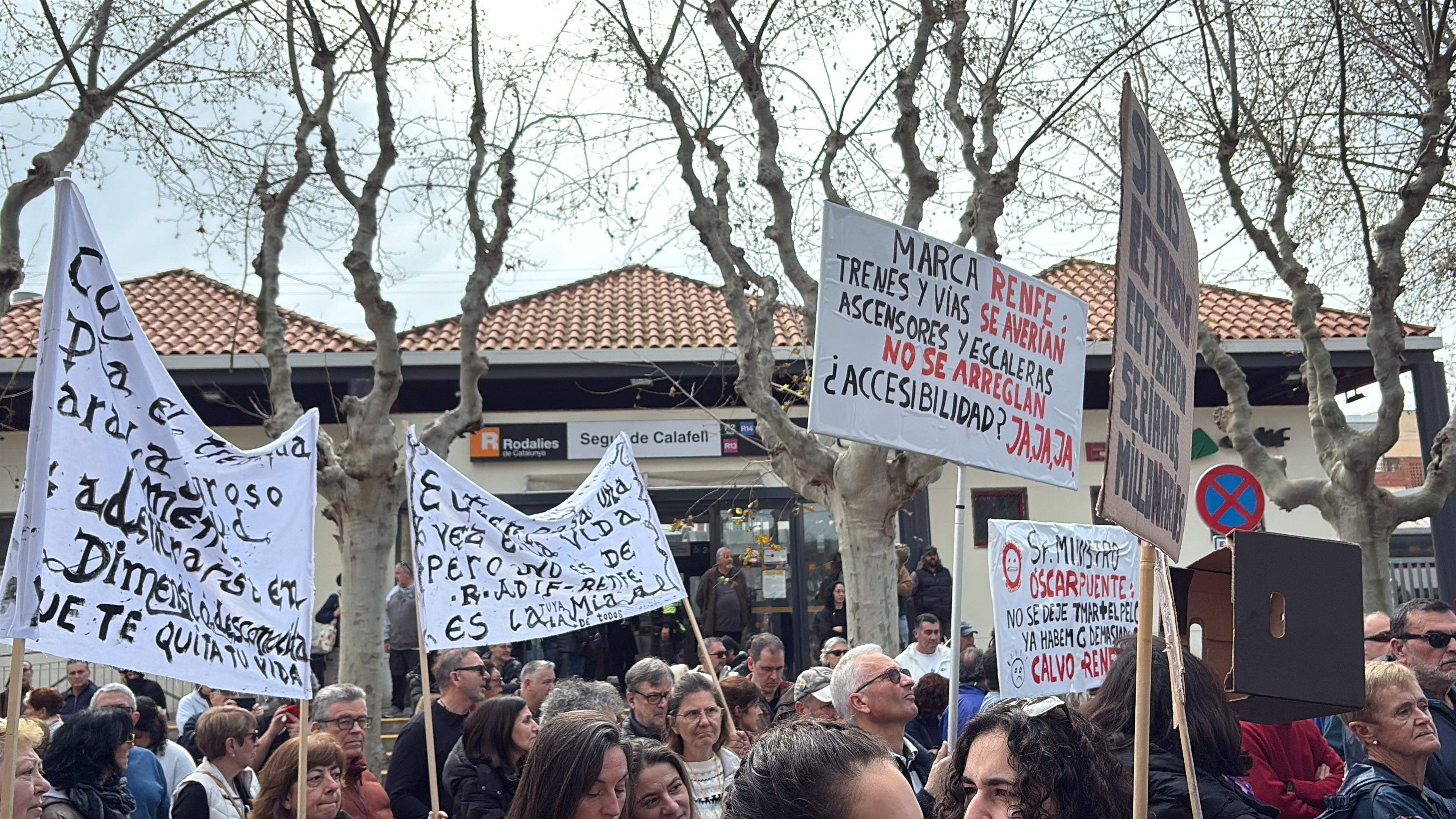 Cabreo, indignación e intervención policial en Segur de Calafell: "No tenemos más paciencia con Rodalies"