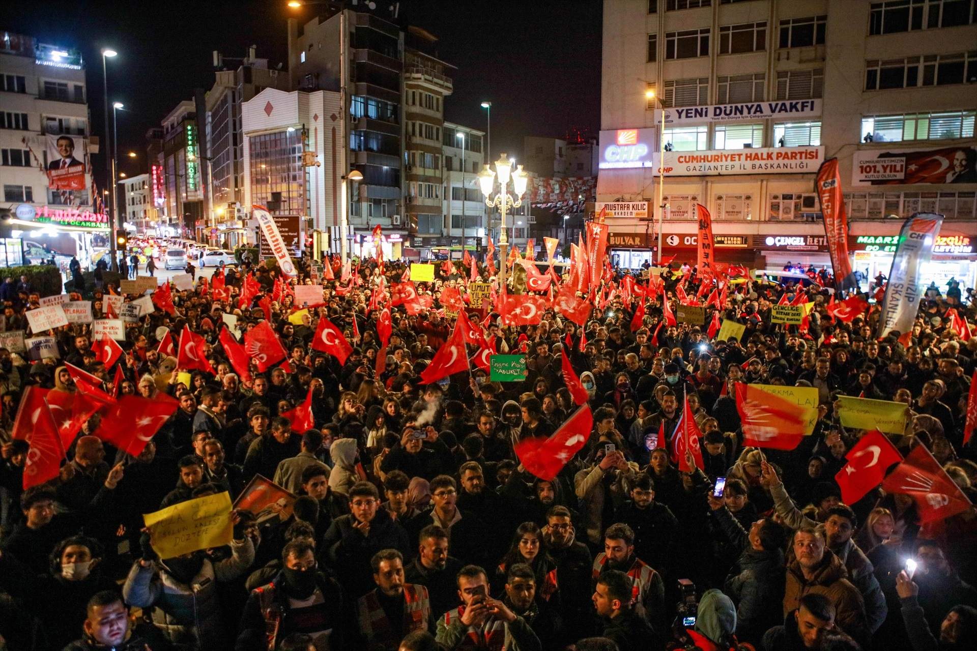 Les protestes per fer caure Erdogan escalen amb l'inici del judici a l'oposició