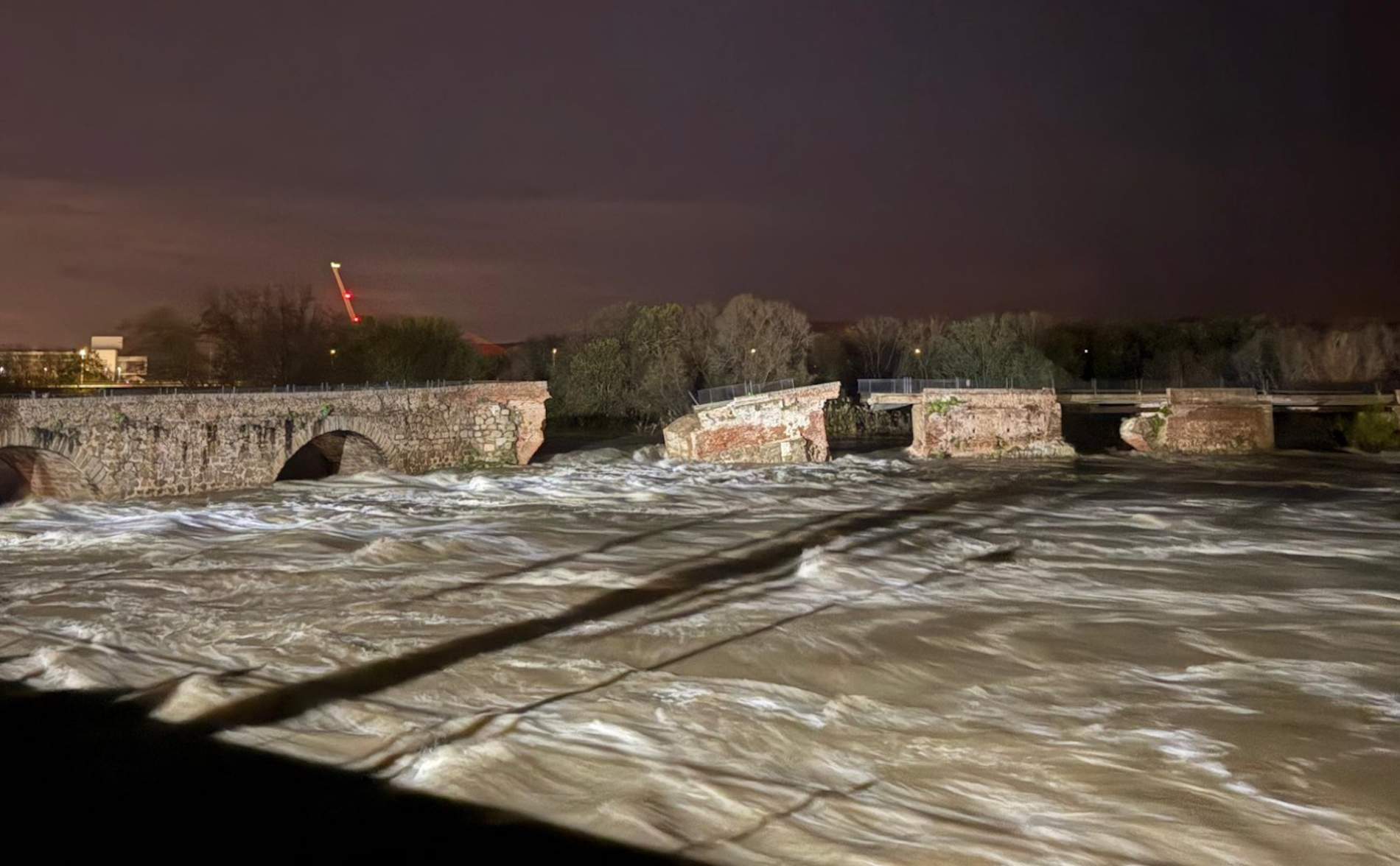 S’esfondra part del pont d’origen romà de Talavera de la Reina per la crescuda del Tajo