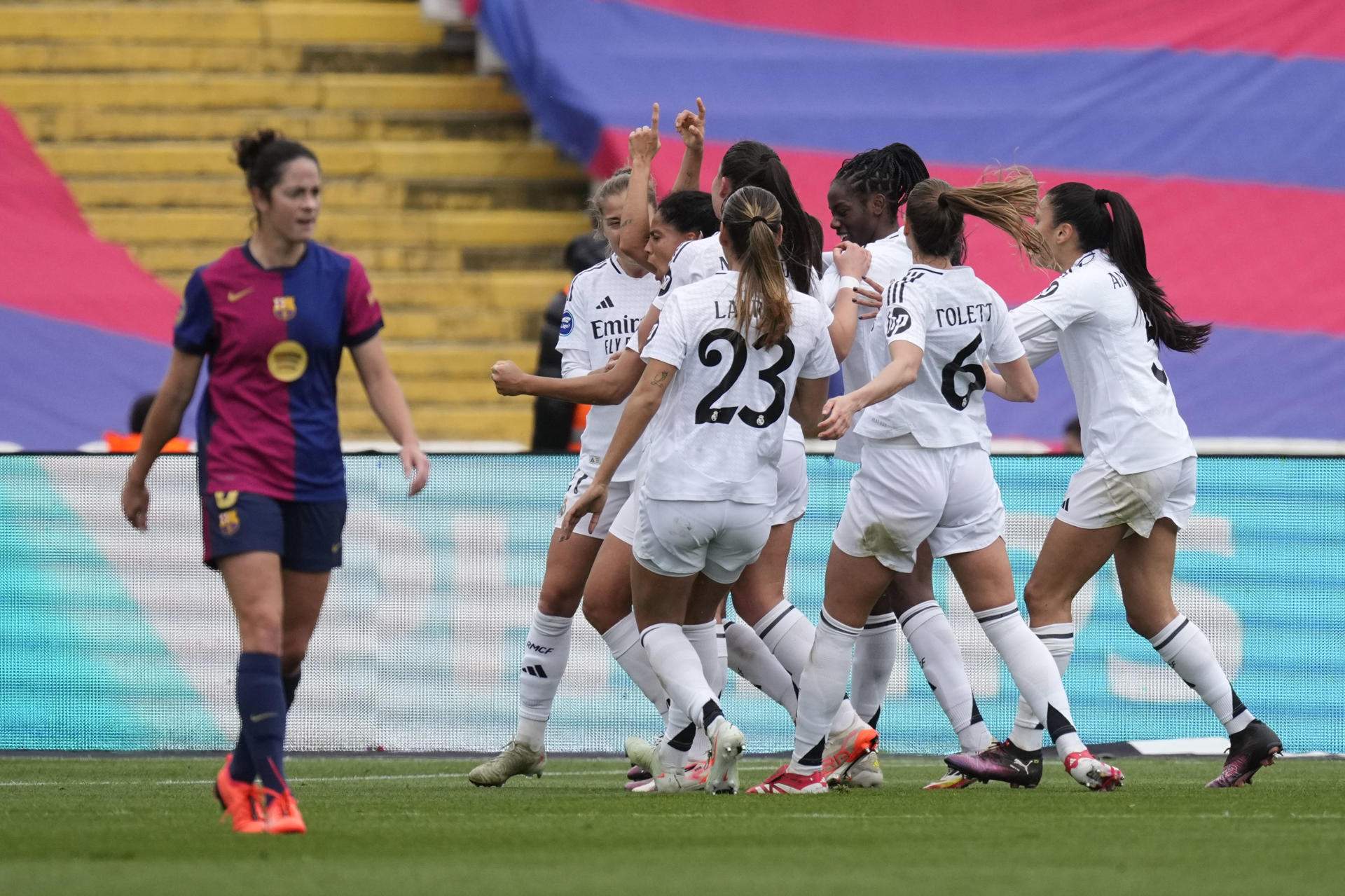 La polèmica anul·la el Barça femení i es confirma la primera derrota contra el Reial Madrid (1-3)