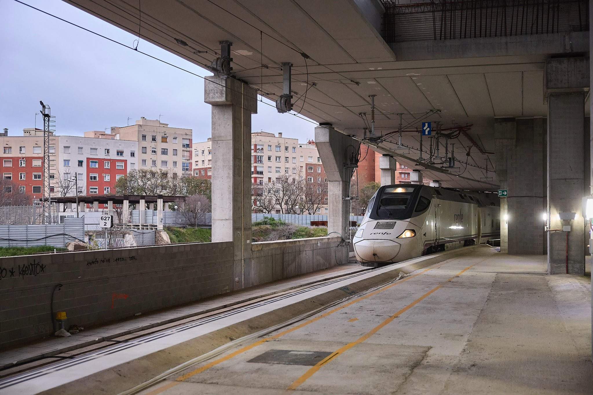 Los trenes de alta velocidad se estrenan en el interior de la futura estación de la Sagrera