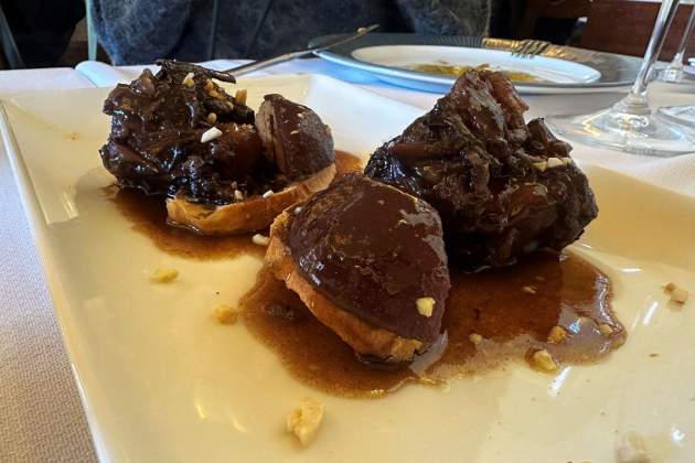 Cueta de vaca vella amb pera, ametlla i xocolata top catalan restaurants hostal colomi Cueta de vaca vella amb pera, ametlla i xocolata top catalan restaurants hostal colomi