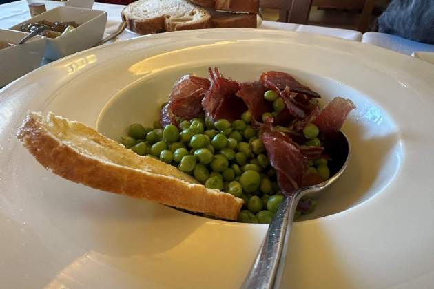 Pèsols del Maresme amb pernil top catalan restaurants hostal colomi Pèsols del Maresme amb pernil top catalan restaurants hostal colomi