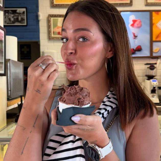Laura Escanes comiéndose un helado / Instagram Laura Escanes comiéndose un helado / Instagram