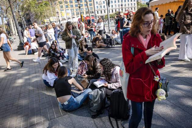 sant jordi 2025 cues firmes autors llibres foto carlos baglietto sant jordi 2025 cues firmes autors llibres foto carlos baglietto