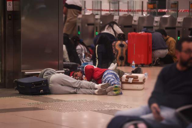 Estación de Sants. apagón. Personas durmiendo. Foto: Miquel Muñoz Estación de Sants. apagón. Personas durmiendo. Foto: Miquel Muñoz