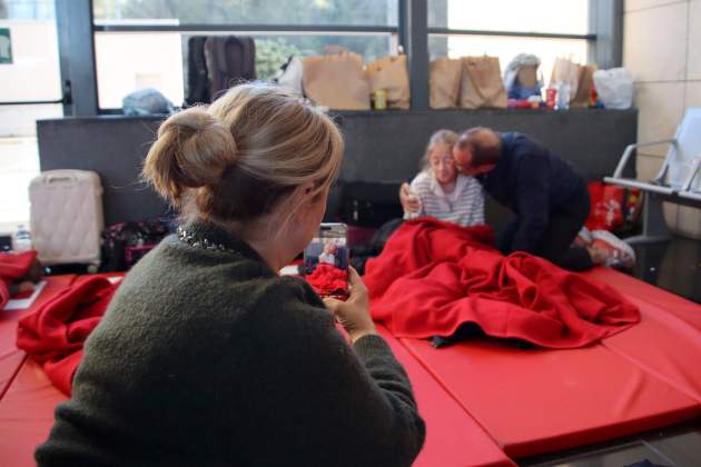 Gente durmiendo a la estación del Campo de Tarragona / Foto: Eloi Tost (ACN) Gente durmiendo a la estación del Campo de Tarragona / Foto: Eloi Tost (ACN)