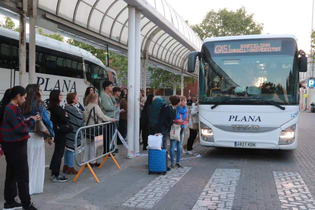 Colas en Vilanova i la Geltrú para coger autobuses / Foto: Gemma Sànchez (ACN) Colas en Vilanova i la Geltrú para coger autobuses / Foto: Gemma Sànchez (ACN)