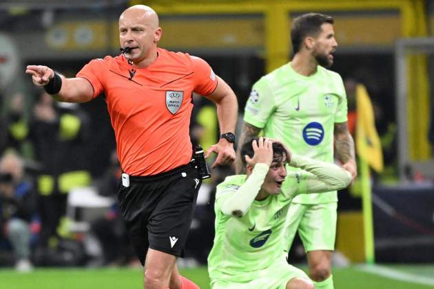 Pedri se lamenta por|para una decisión arbitral durante el Inter-Barça de la Champions / Foto: EFE Pedri se lamenta por|para una decisión arbitral durante el Inter-Barça de la Champions / Foto: EFE