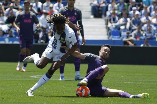 El Leganés y el Espanyol luchan por una pelota / Foto: EFE El Leganés y el Espanyol luchan por una pelota / Foto: EFE