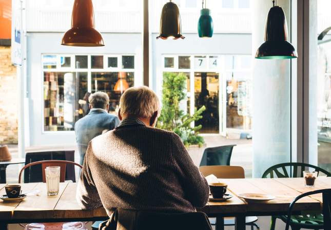 Un jubilado en una cafetería. Jeff Sheldon / Unsplash Un jubilado en una cafetería. Jeff Sheldon / Unsplash
