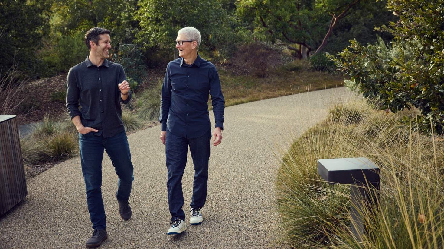 Apple John Ternus Tim Cook Full Bleed Image.xlarge 2x Apple John Ternus Tim Cook Full Bleed Image.xlarge 2x