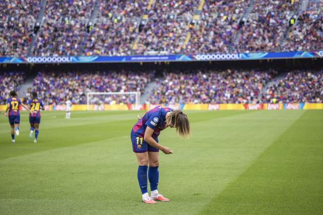 Alexia Putellas s'inclina davant l'Spotify Camp Nou / Foto: Carlos Baglietto Alexia Putellas s'inclina davant l'Spotify Camp Nou / Foto: Carlos Baglietto