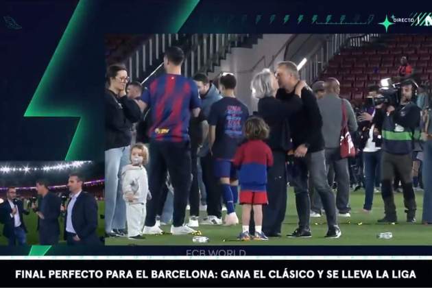 El petó de Hansi Flick amb la seva dona en proclamar se campió de Lliga X El petó de Hansi Flick amb la seva dona en proclamar se campió de Lliga X