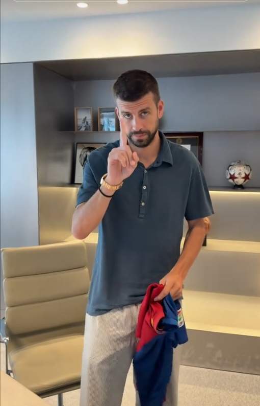 Las fotos de la estantería de Gerard Piqué en su vídeo de TikTok Las fotos de la estantería de Gerard Piqué en su vídeo de TikTok