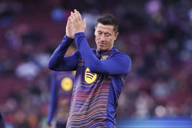 Lewandowski aplaudeix l'afició del Barça / Foto: Europa Press Lewandowski aplaudeix l'afició del Barça / Foto: Europa Press