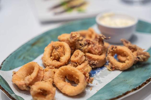 Els calamars a l’andalusa de l’Hostal de la Plaça de Cabrils. / Foto: Jordi Domènech Els calamars a l’andalusa de l’Hostal de la Plaça de Cabrils. / Foto: Jordi Domènech