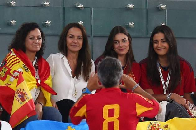 Sira Martínez amb la seva família a la grada del Mundial de futbol 2022 / Gtres Sira Martínez amb la seva família a la grada del Mundial de futbol 2022 / Gtres