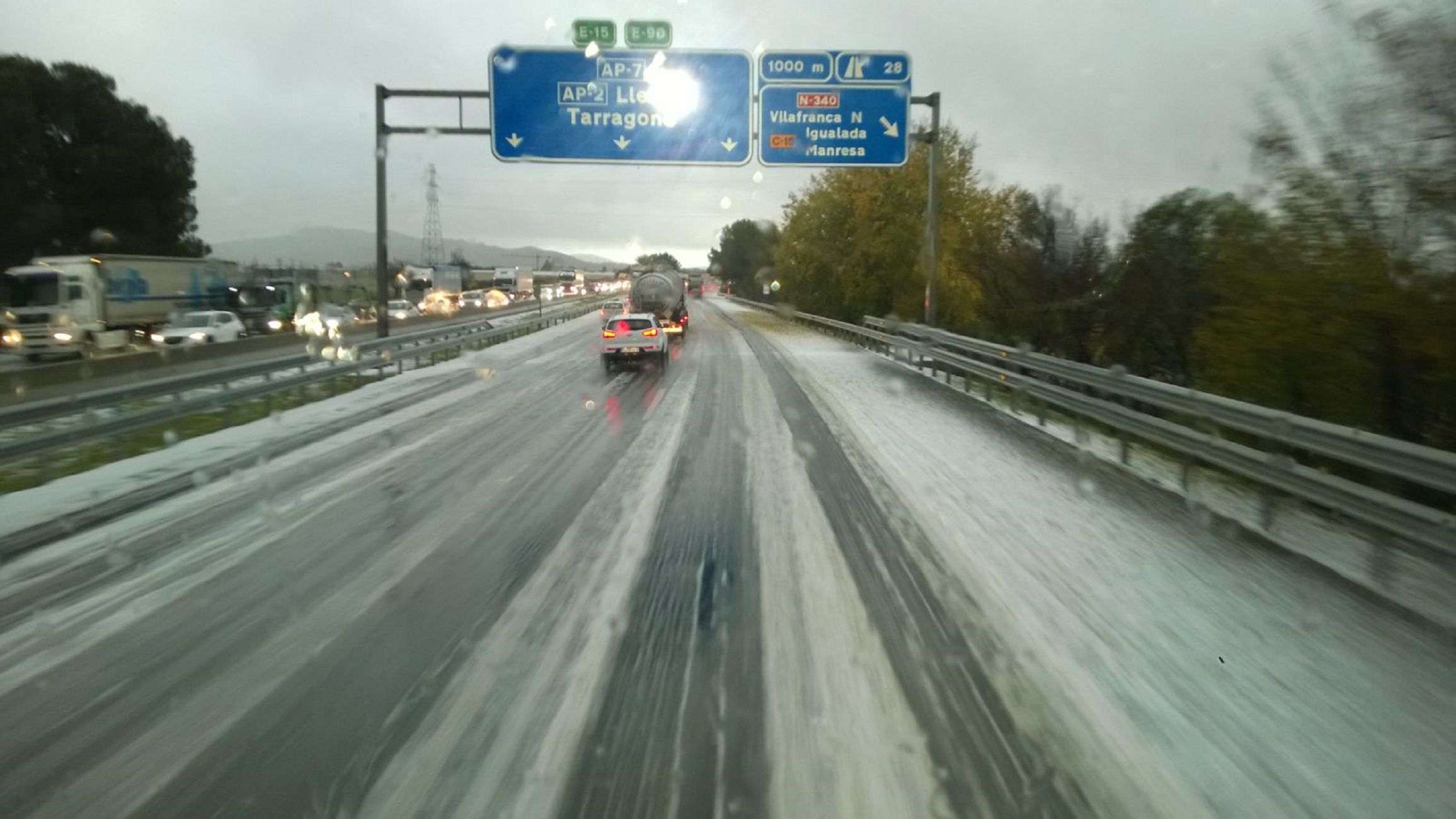 El temporal de pluja i calamarsa deixa carreteres tallades, trens aturats i riuades