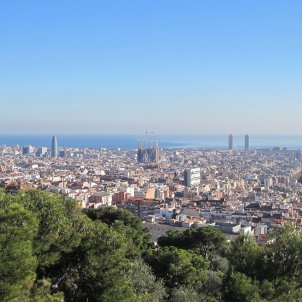 barcelona-ciutat-skyline-montjuic-paisatge-agbar-sagrada-familia-PIXABAY