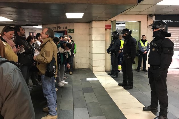 vaga 21 febrer mossos estacio plaça catalunya el nacional carlota camps vaga 21 febrer mossos estacio plaça catalunya el nacional carlota camps