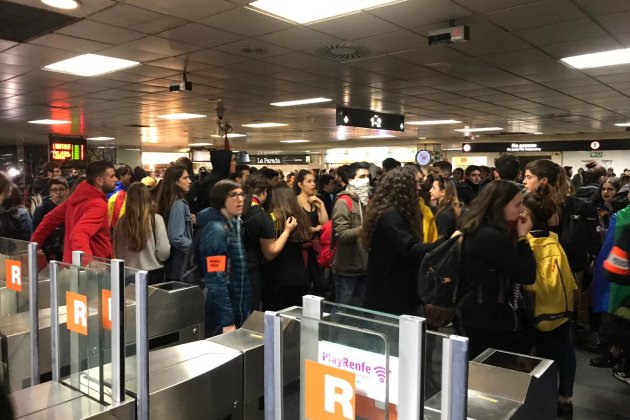 vaga 21 febrer vestíbul renfe plaça catalunya el nacional carlota camps vaga 21 febrer vestíbul renfe plaça catalunya el nacional carlota camps