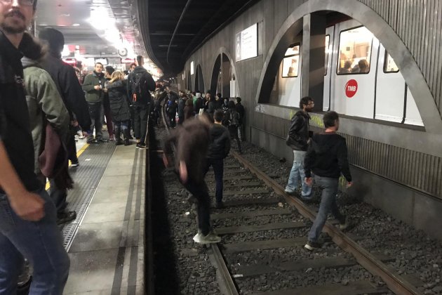 vaga 21 febrer estacio plaça catalunya el nacional carlota camps vaga 21 febrer estacio plaça catalunya el nacional carlota camps