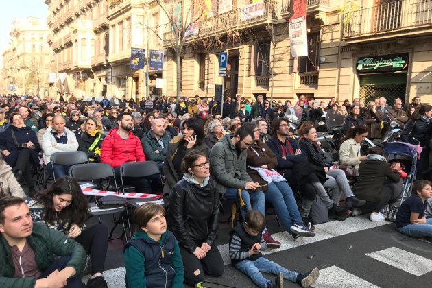 Botran, Boya i Pilar Calvo a la seu d'Òmnium seguint el judici en directe - Carlota Camps Botran, Boya i Pilar Calvo a la seu d'Òmnium seguint el judici en directe - Carlota Camps