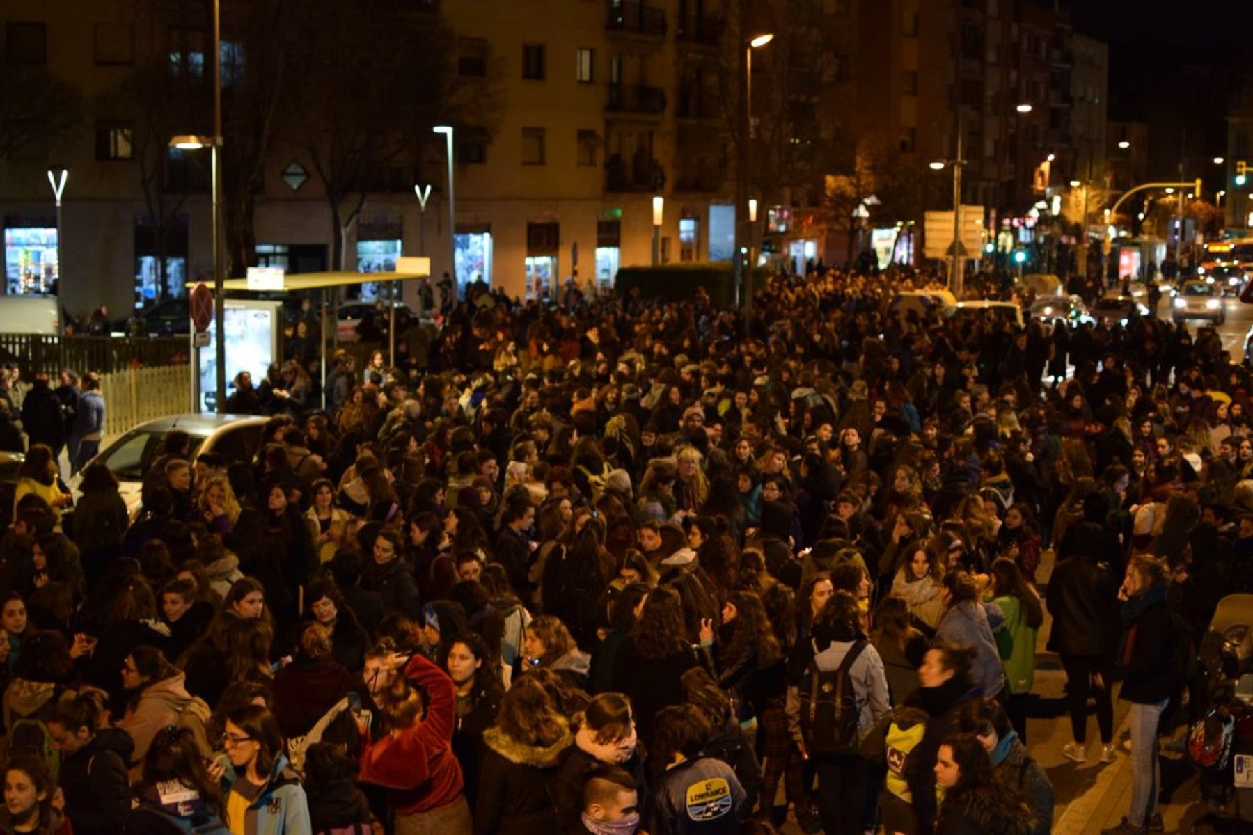 Marcha feminista en el barrio de Horta en apoyo a la huelga de mañana