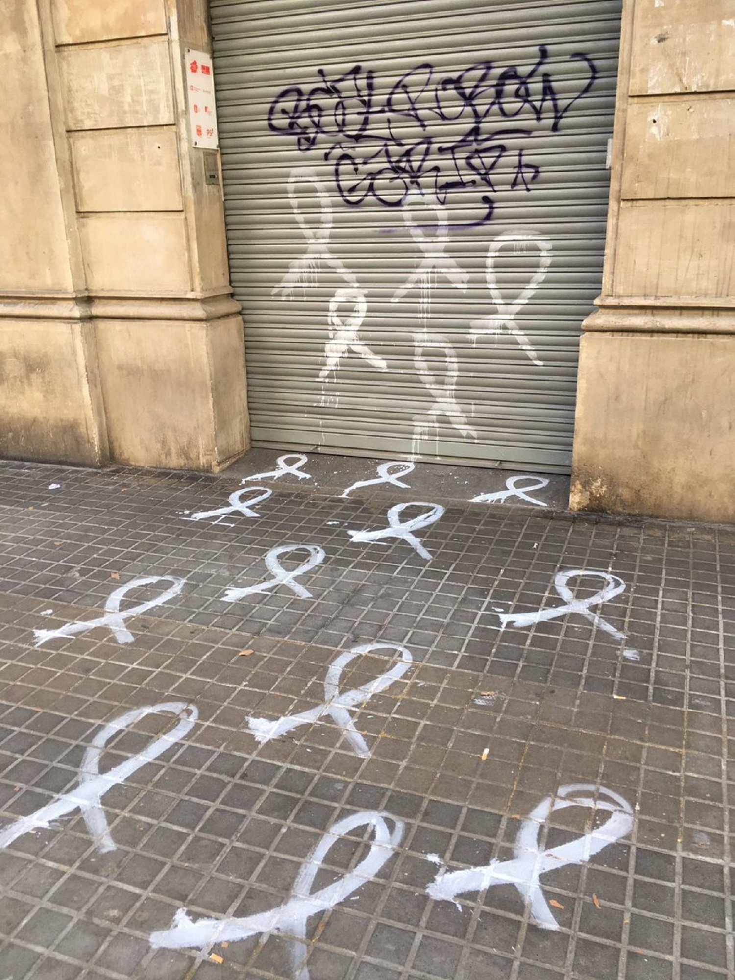 Pintan lazos blancos en la sede del PSC de Barcelona