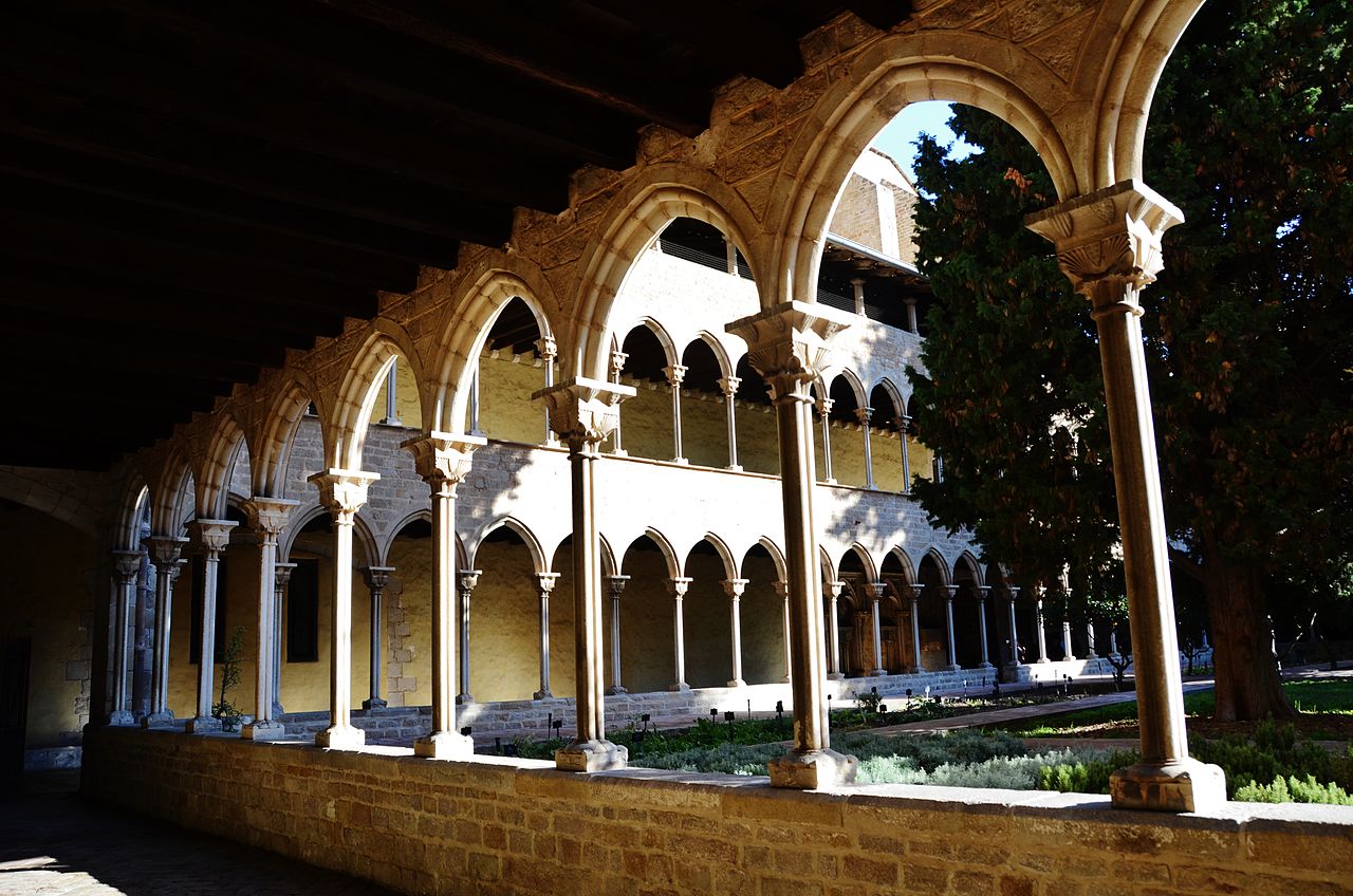 Este barrio de Barcelona esconde un claustro gótico único en el mundo: ¿lo has visitado alguna vez?