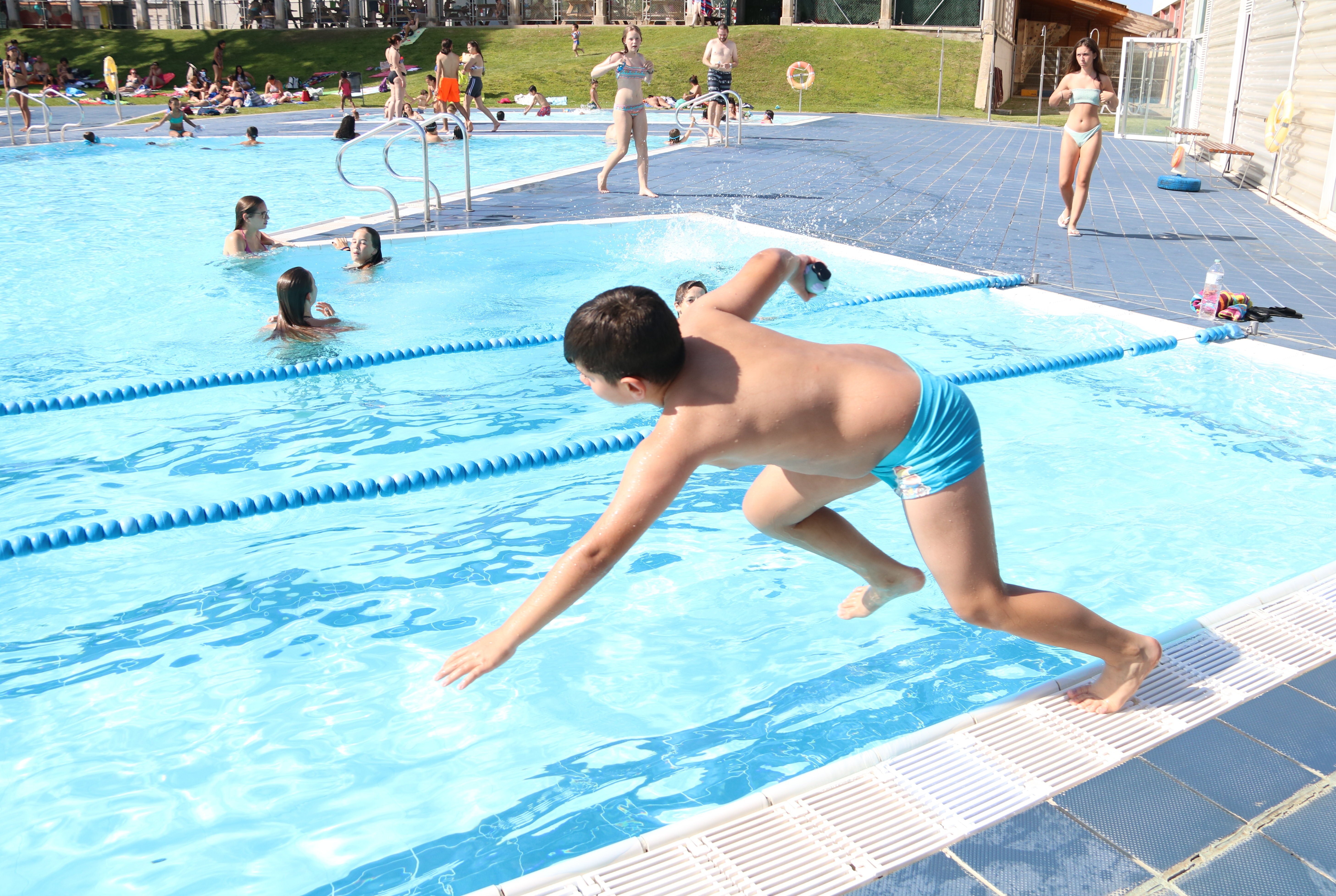 Expulsan a una familia de una piscina municipal por hablar catalán